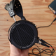Imagen para el artículo titulado Análisis de los Audeze LCD-2 Classic: unos auriculares con un sonido tan bueno que es difícil dejar de escuchar música